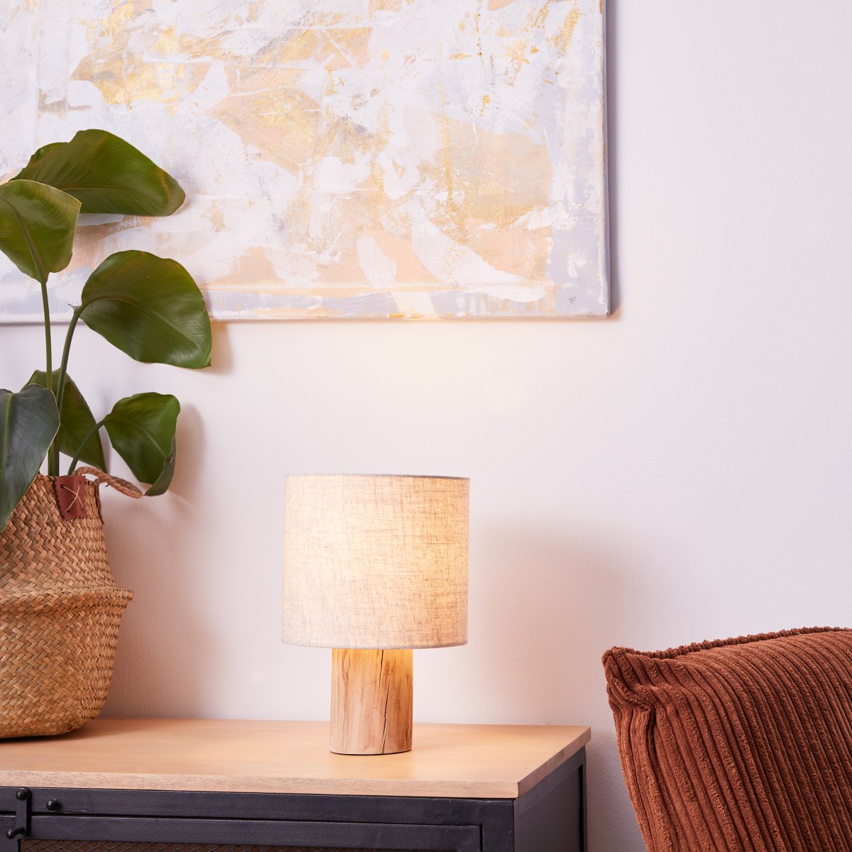 Pia 30cm Natur bordlampe Fra Brilliant - Den har en naturlig design med fot i FSC-sertifisert tre, som betyr at treverket kommer fra bærekraftig skogbruk.