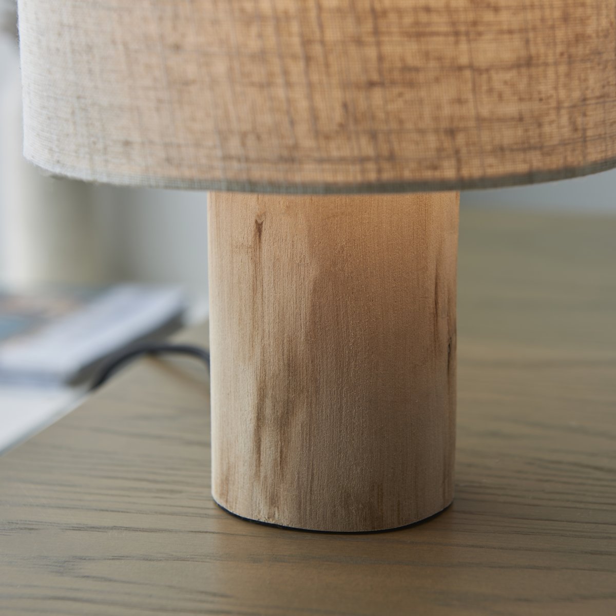 Pia 30cm Natur bordlampe Fra Brilliant - Den har en naturlig design med fot i FSC-sertifisert tre, som betyr at treverket kommer fra bærekraftig skogbruk.