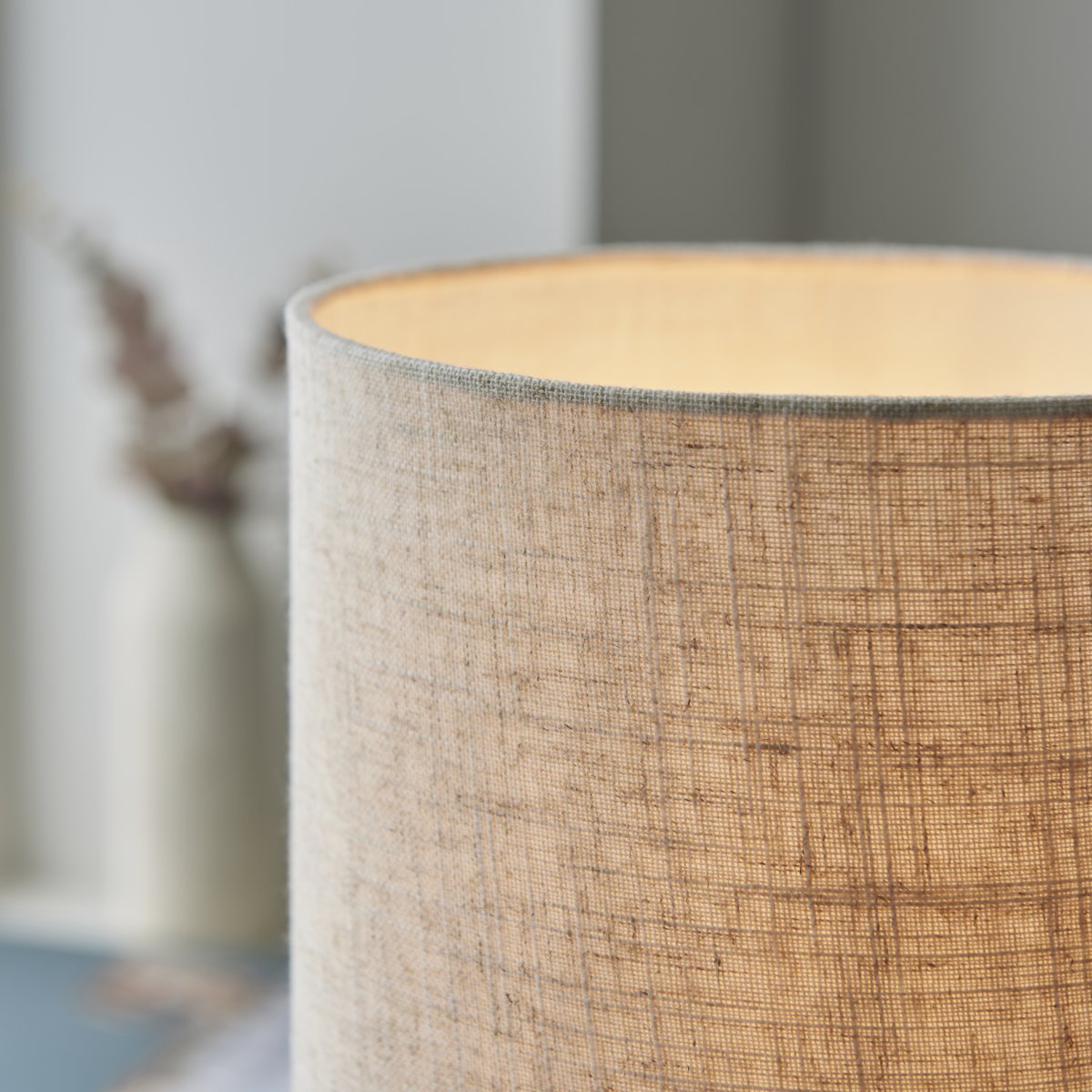 Pia 30cm Natur bordlampe Fra Brilliant - Den har en naturlig design med fot i FSC-sertifisert tre, som betyr at treverket kommer fra bærekraftig skogbruk.
