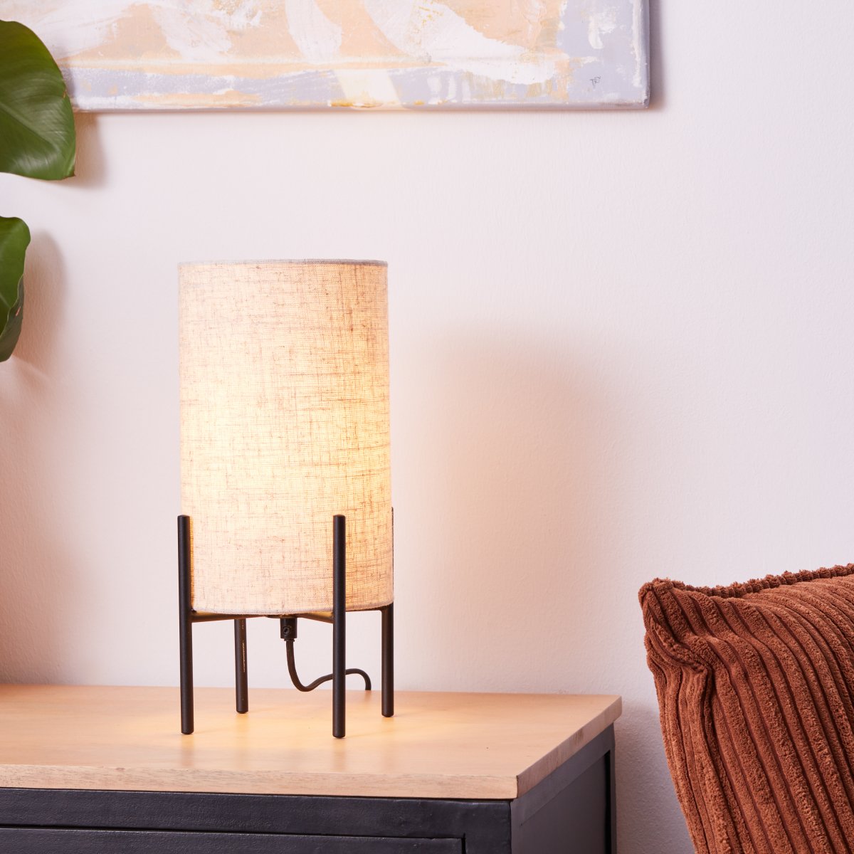 Fairhill 30cm Beige bordlampe Fra Brilliant - Dens høykvalitets tekstil gir et varmt og behagelig lys, mens det klassiske designet skaper en følelse av harmoni og komfort.