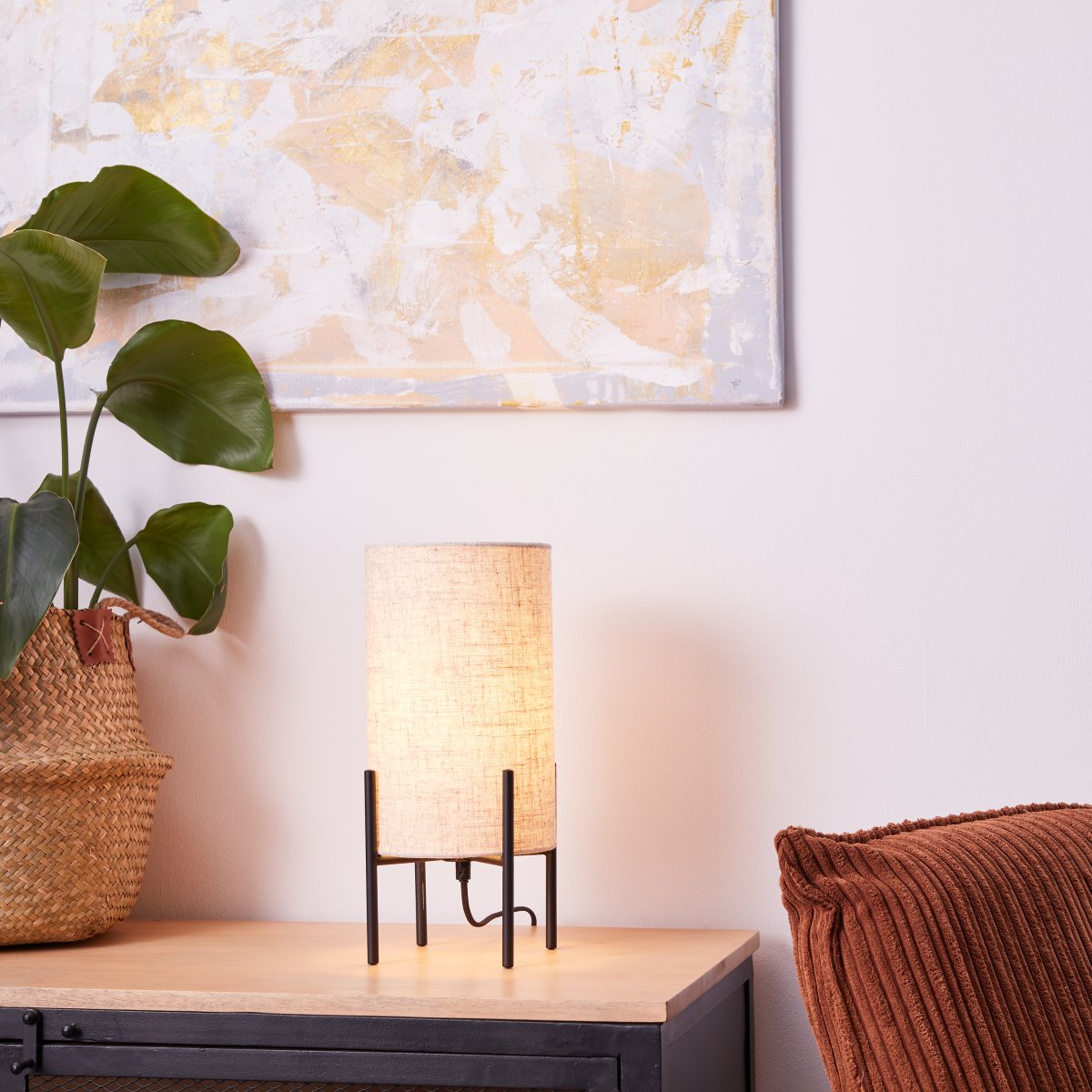 Fairhill 30cm Beige bordlampe Fra Brilliant - Dens høykvalitets tekstil gir et varmt og behagelig lys, mens det klassiske designet skaper en følelse av harmoni og komfort.