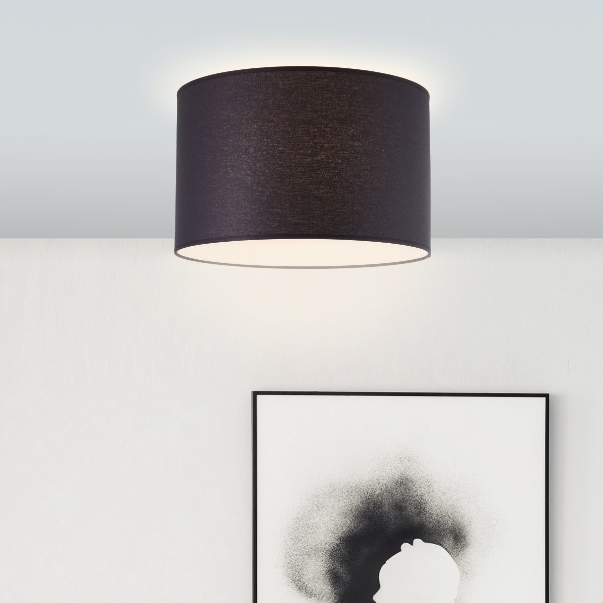 Esher Ø38 Svart plafond Fra Brilliant - Det klassiske designet og tekstilene av h&oslash;y kvalitet skaper en koselig atmosf&aelig;re og passer perfekt inn i stuen eller soverommet.