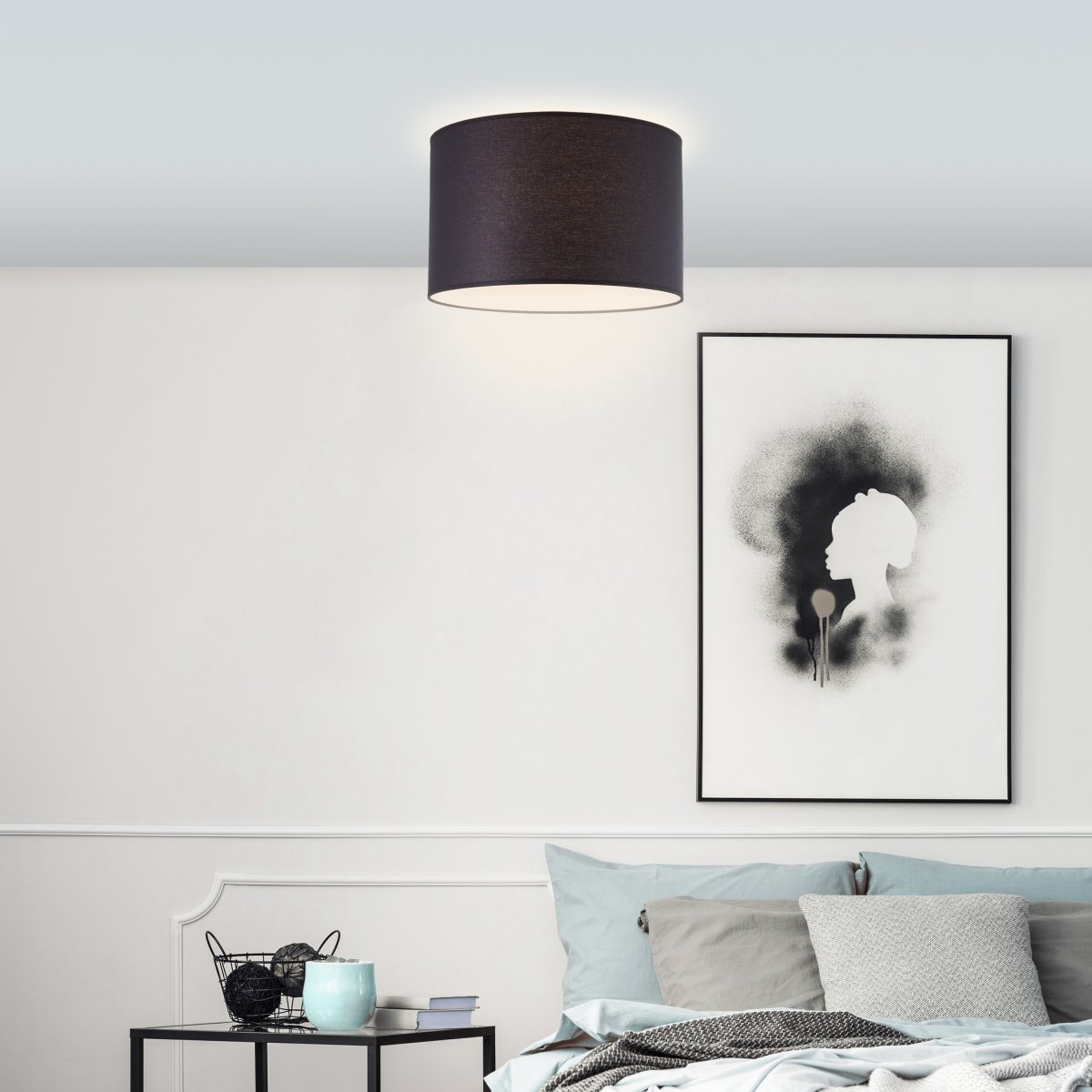 Esher Ø38 Svart plafond Fra Brilliant - Det klassiske designet og tekstilene av h&oslash;y kvalitet skaper en koselig atmosf&aelig;re og passer perfekt inn i stuen eller soverommet.