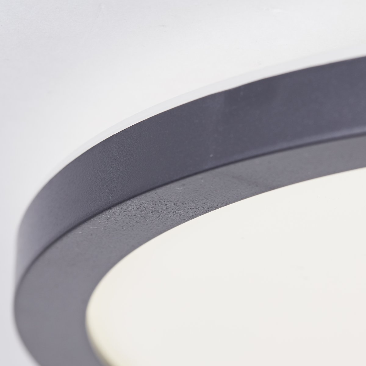 Brennan Ø30 Svart baderomslampe Fra Brilliant - Brennan er utstyrt med en praktisk 3-trinns dimmer som brukes med en standard veggbryter og en minnefunksjon som husker din siste lysinnstilling.