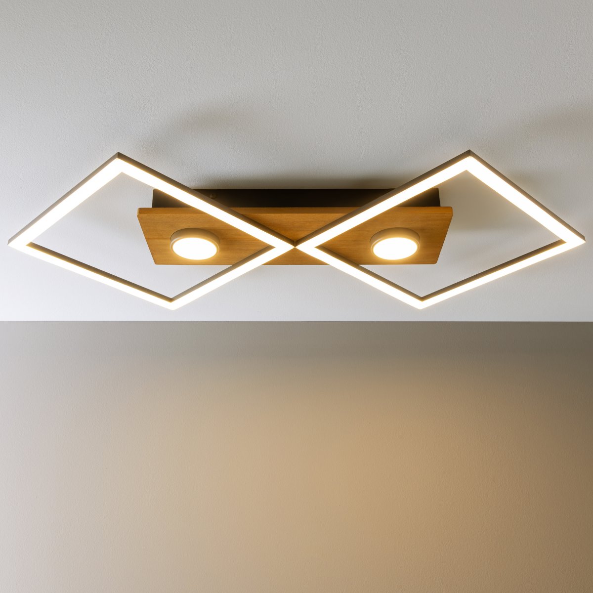 Woodbridge 70cm Tre plafond Fra Brilliant - Lampen er utstyrt med en 3-trinns dimmer som styres via en standard veggbryter, som gj&oslash;r det enkelt &aring; justere lysstyrken etter behov.