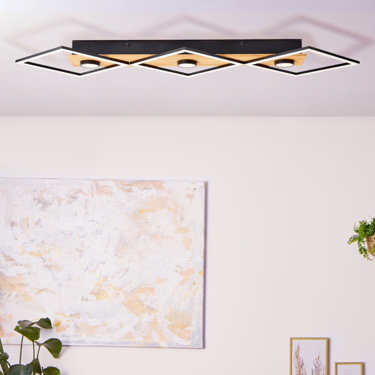 Woodbridge 106cm Tre plafond Fra Brilliant - Lampen er utstyrt med en 3-trinns dimmer som styres via en standard veggbryter, som gj&oslash;r det enkelt &aring; justere lysstyrken etter behov.