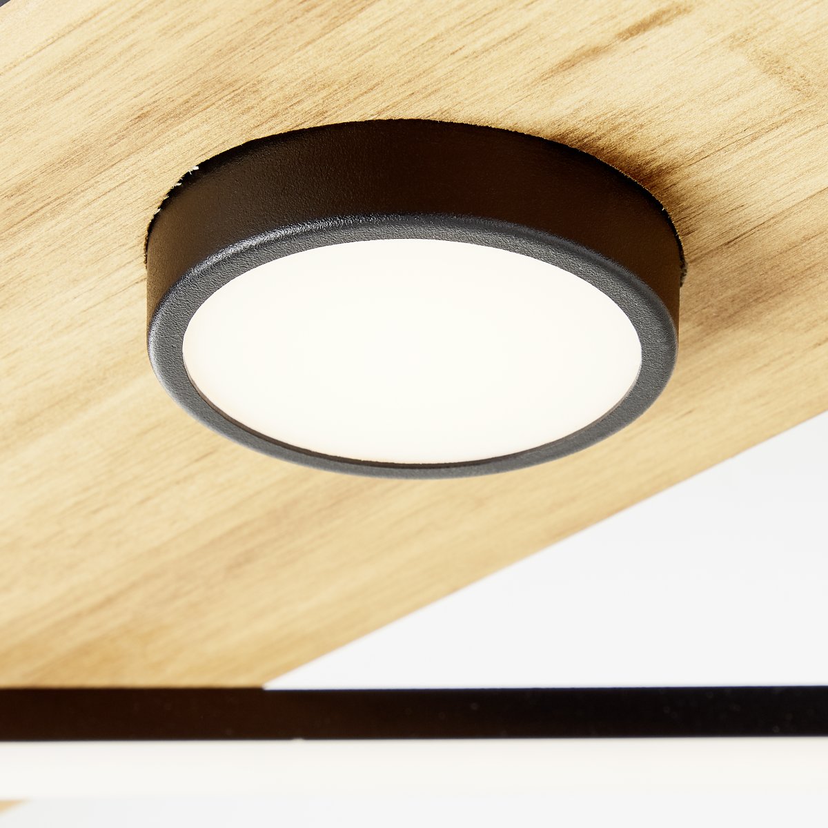 Woodbridge 106cm Tre plafond Fra Brilliant - Lampen er utstyrt med en 3-trinns dimmer som styres via en standard veggbryter, som gj&oslash;r det enkelt &aring; justere lysstyrken etter behov.