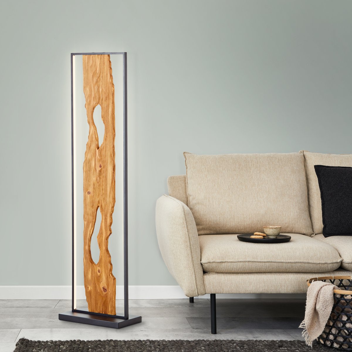 Chaumont Tre gulvlampe Fra Brilliant - Lampen er utstyrt med energieffektiv og langvarig LED-teknologi samt en praktisk fotbryter som gjør det enkelt å slå av og på med foten.