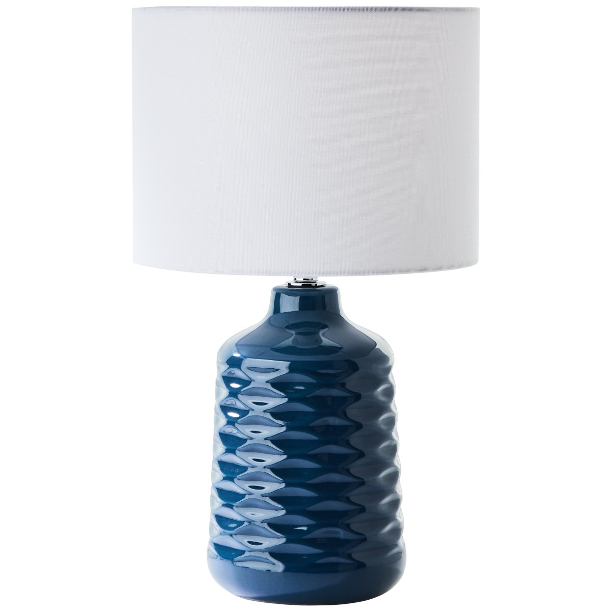Ilysa 42cm Blå bordlampe Fra Brilliant - Denne dekorative bordlampen er perfekt som nattbordslampe eller for &aring; skape en koselig atmosf&aelig;re for vesker og vindusrammer.