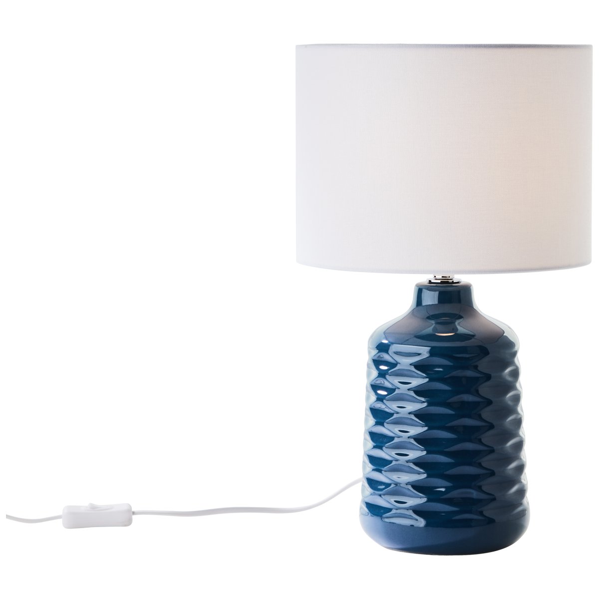 Ilysa 42cm Blå bordlampe Fra Brilliant - Denne dekorative bordlampen er perfekt som nattbordslampe eller for &aring; skape en koselig atmosf&aelig;re for vesker og vindusrammer.