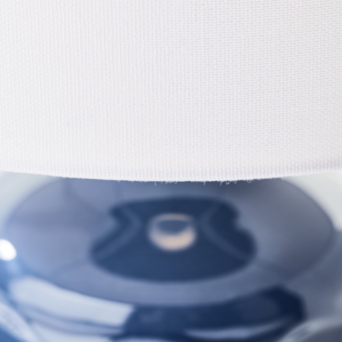 Ilysa 42cm Blå bordlampe Fra Brilliant - Denne dekorative bordlampen er perfekt som nattbordslampe eller for &aring; skape en koselig atmosf&aelig;re for vesker og vindusrammer.