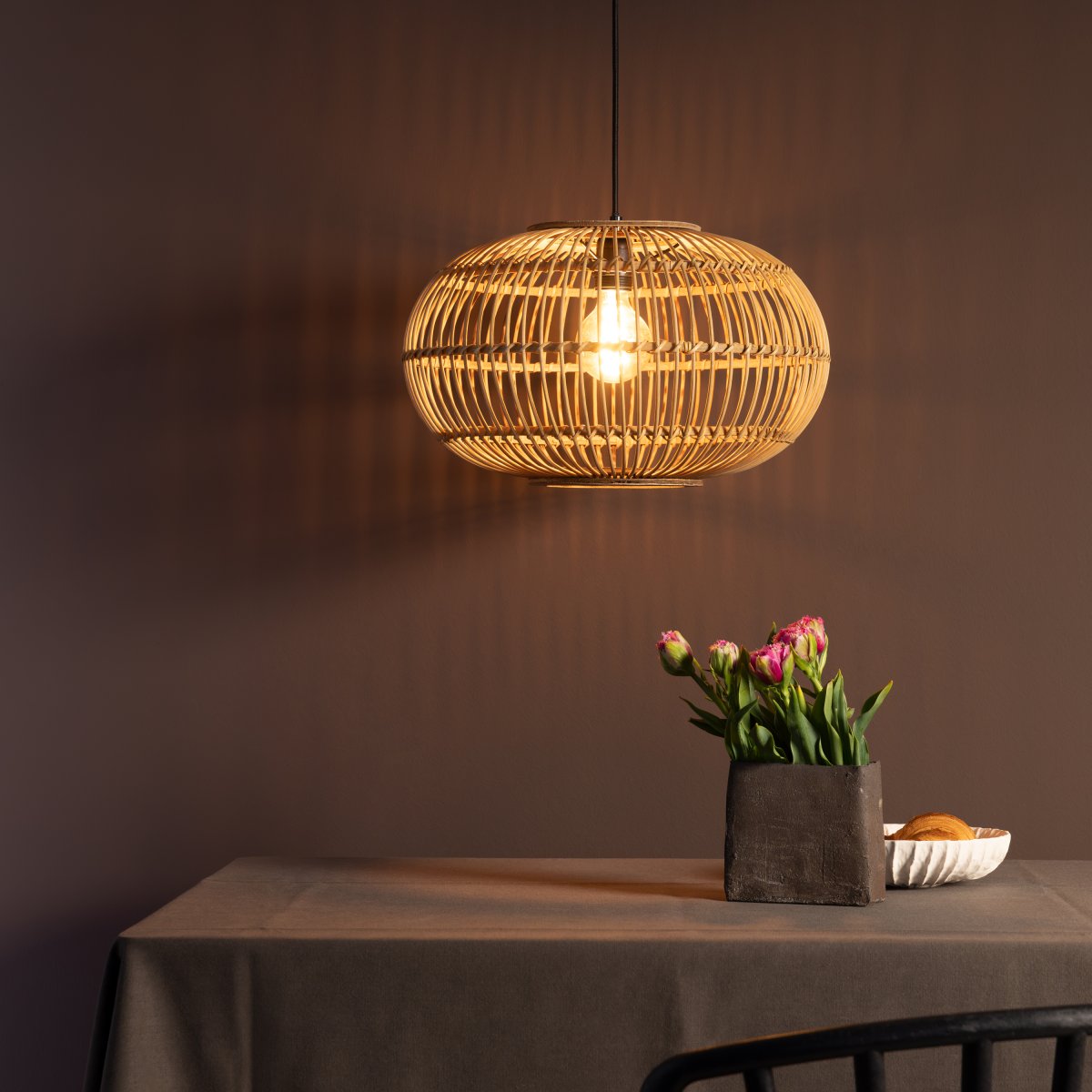 Woodball Ø45 Natur Taklampe Fra Brilliant - Den rustikke og varme estetikken gj&oslash;r den til en perfekt interi&oslash;rdetalj for ulike rom og stiler.
