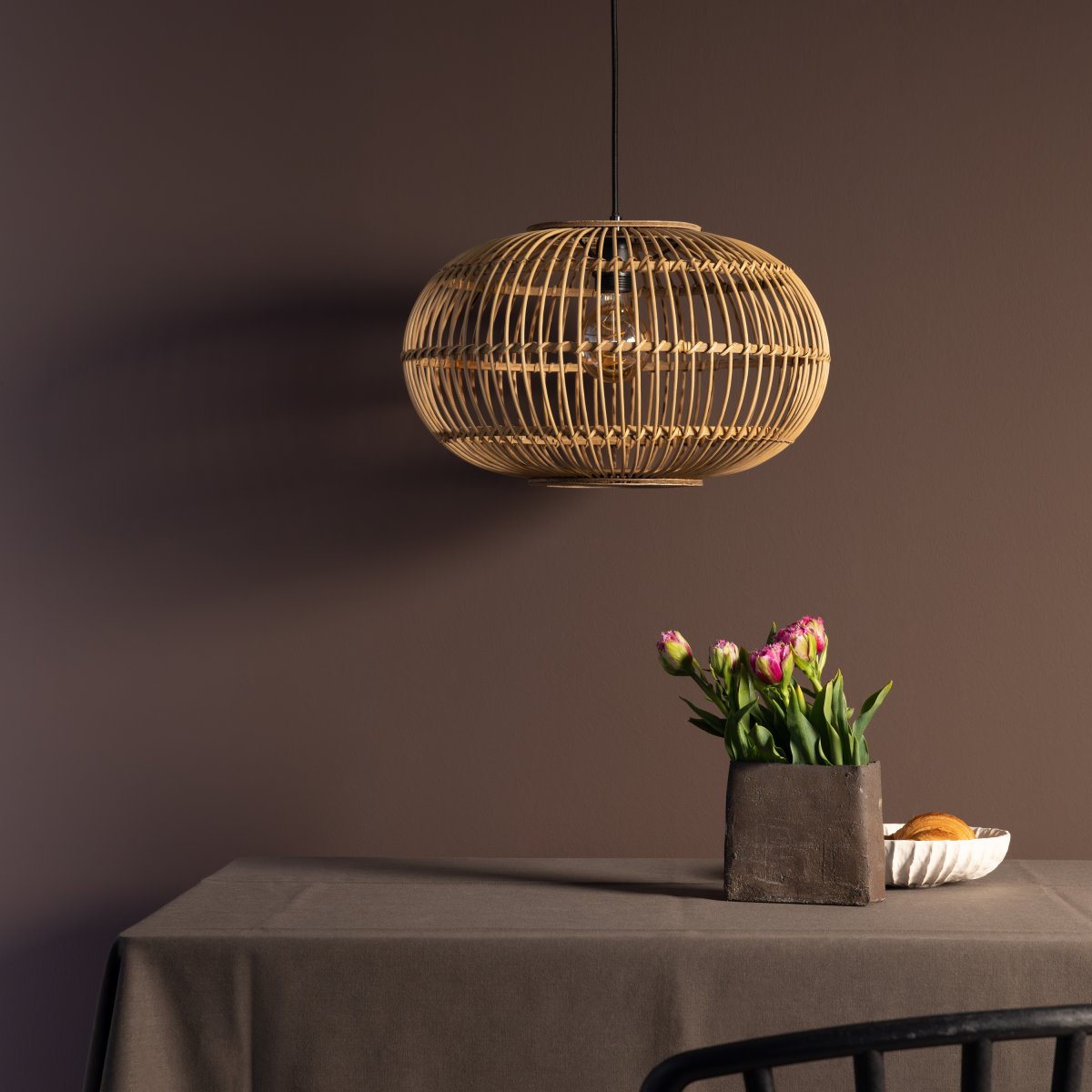 Woodball Ø45 Natur Taklampe Fra Brilliant - Den rustikke og varme estetikken gj&oslash;r den til en perfekt interi&oslash;rdetalj for ulike rom og stiler.
