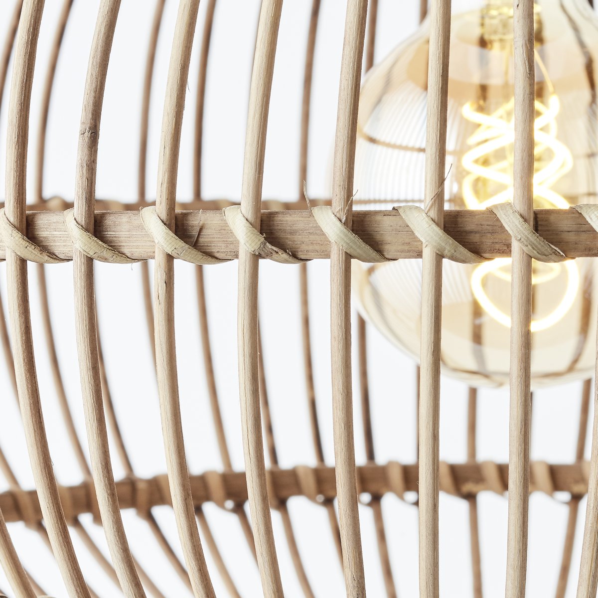 Woodball Ø45 Natur Taklampe Fra Brilliant - Den rustikke og varme estetikken gj&oslash;r den til en perfekt interi&oslash;rdetalj for ulike rom og stiler.