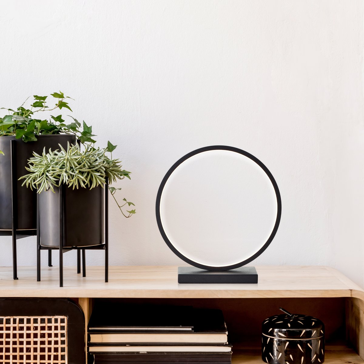 Chaumont 28cm Svart bordlampe Fra Brilliant - Lampen bruker energieffektiv og langvarig LED-teknologi for &aring; gi et mykt, behagelig lys.