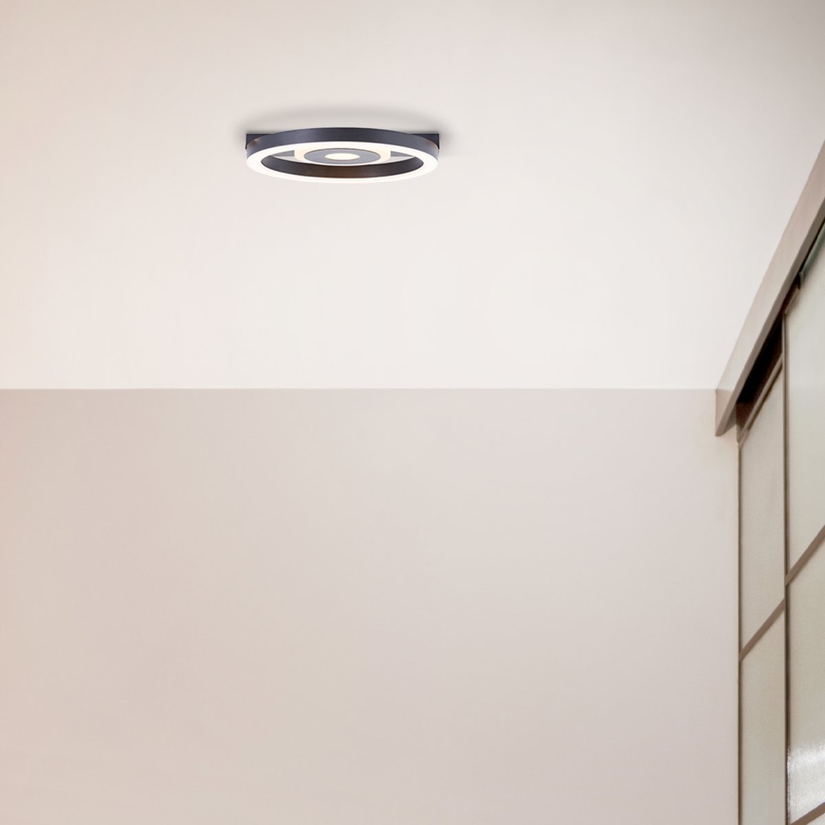 Maureen Ø20 Svart plafond Fra Brilliant - Taklampen Maureen skaper dekorativ belysning og passer perfekt i b&aring;de stuer og arbeidsrom.