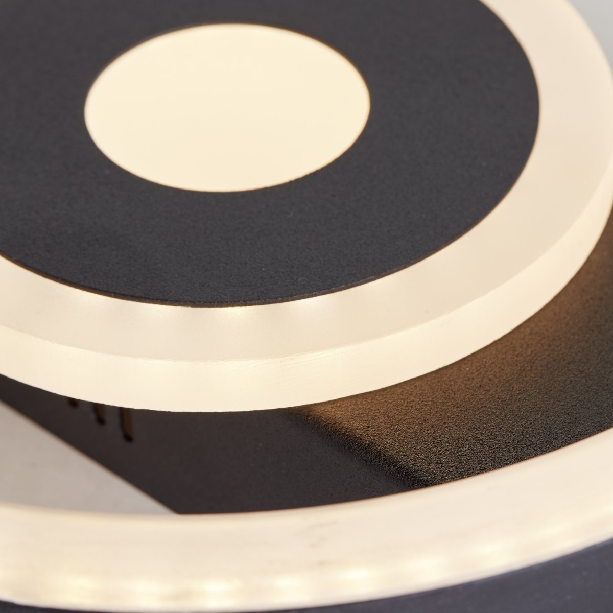 Maureen Ø20 Svart plafond Fra Brilliant - Taklampen Maureen skaper dekorativ belysning og passer perfekt i b&aring;de stuer og arbeidsrom.