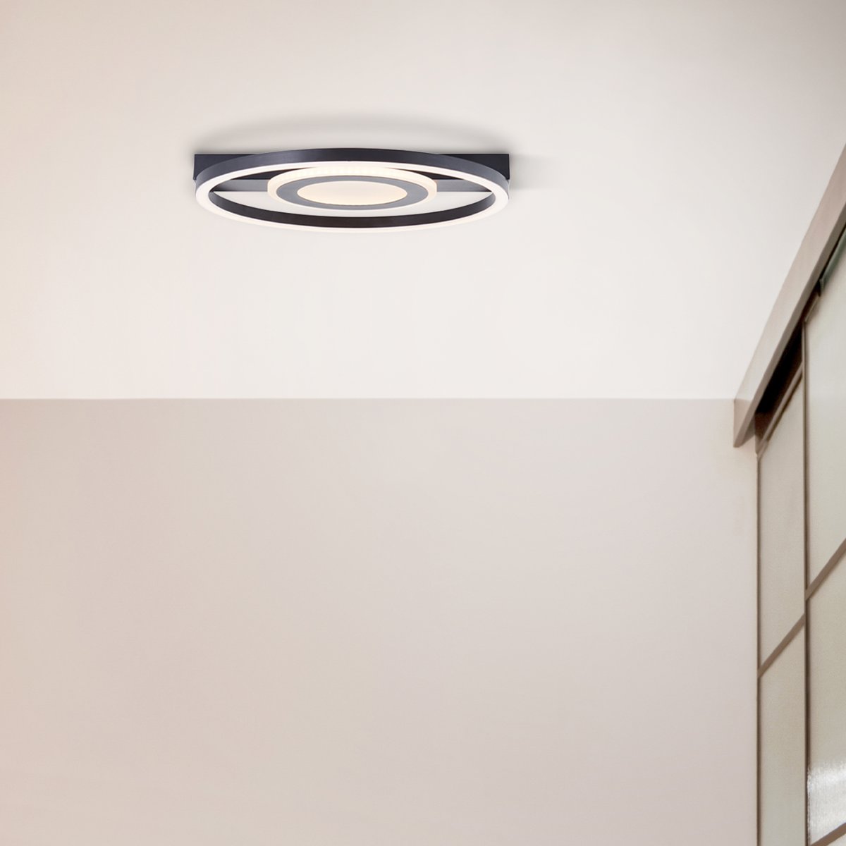 Maureen 37cm Svart plafond Fra Brilliant - Med en lysstyrke p&aring; 2900 lumen gir den nok lys til &aring; v&aelig;re den eneste lyskilden i mellomstore rom.