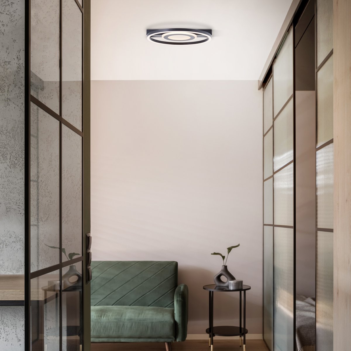 Maureen 37cm Svart plafond Fra Brilliant - Med en lysstyrke p&aring; 2900 lumen gir den nok lys til &aring; v&aelig;re den eneste lyskilden i mellomstore rom.