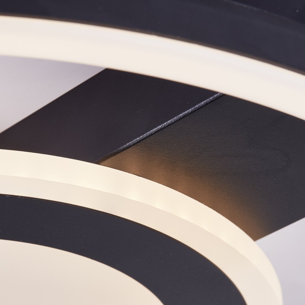 Maureen 37cm Svart plafond Fra Brilliant - Med en lysstyrke p&aring; 2900 lumen gir den nok lys til &aring; v&aelig;re den eneste lyskilden i mellomstore rom.