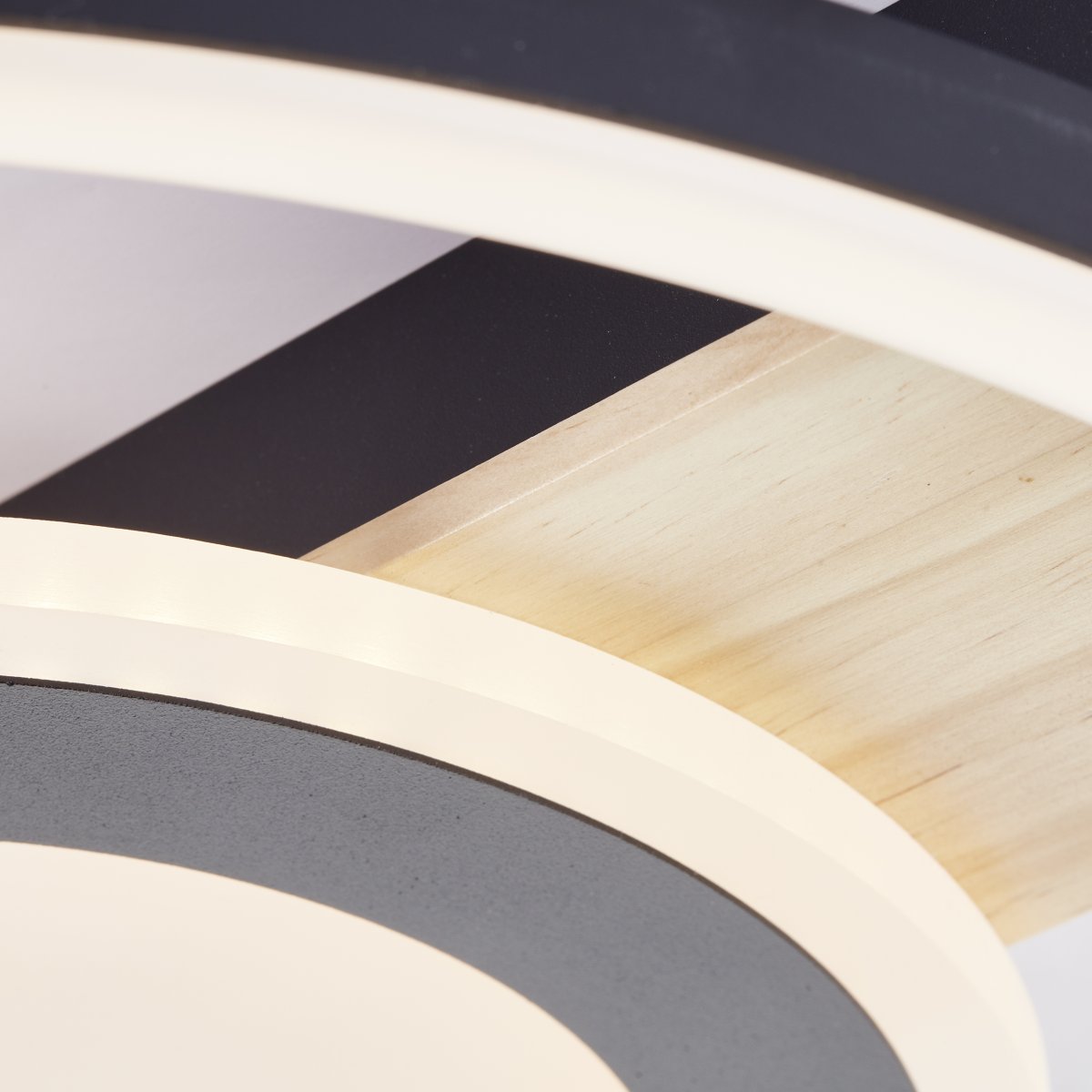 Maureen 40cm Svart plafond Fra Brilliant - Med energieffektiv LED-teknologi og en lysstyrke p&aring; 2900 lumen er den lys nok til &aring; v&aelig;re den eneste lyskilden i mellomstore rom.
