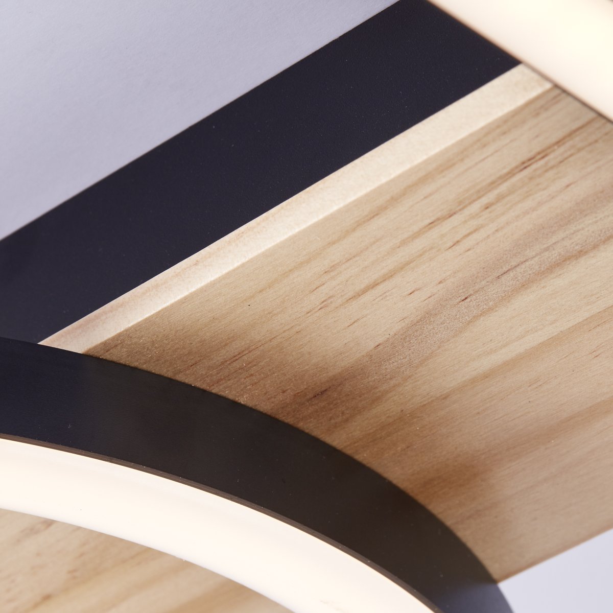 Maureen 42cm Svart plafond Fra Brilliant - Denne taklampen kombinerer en moderne stil med naturlige materialer og passer perfekt i b&aring;de stuer og soverom.