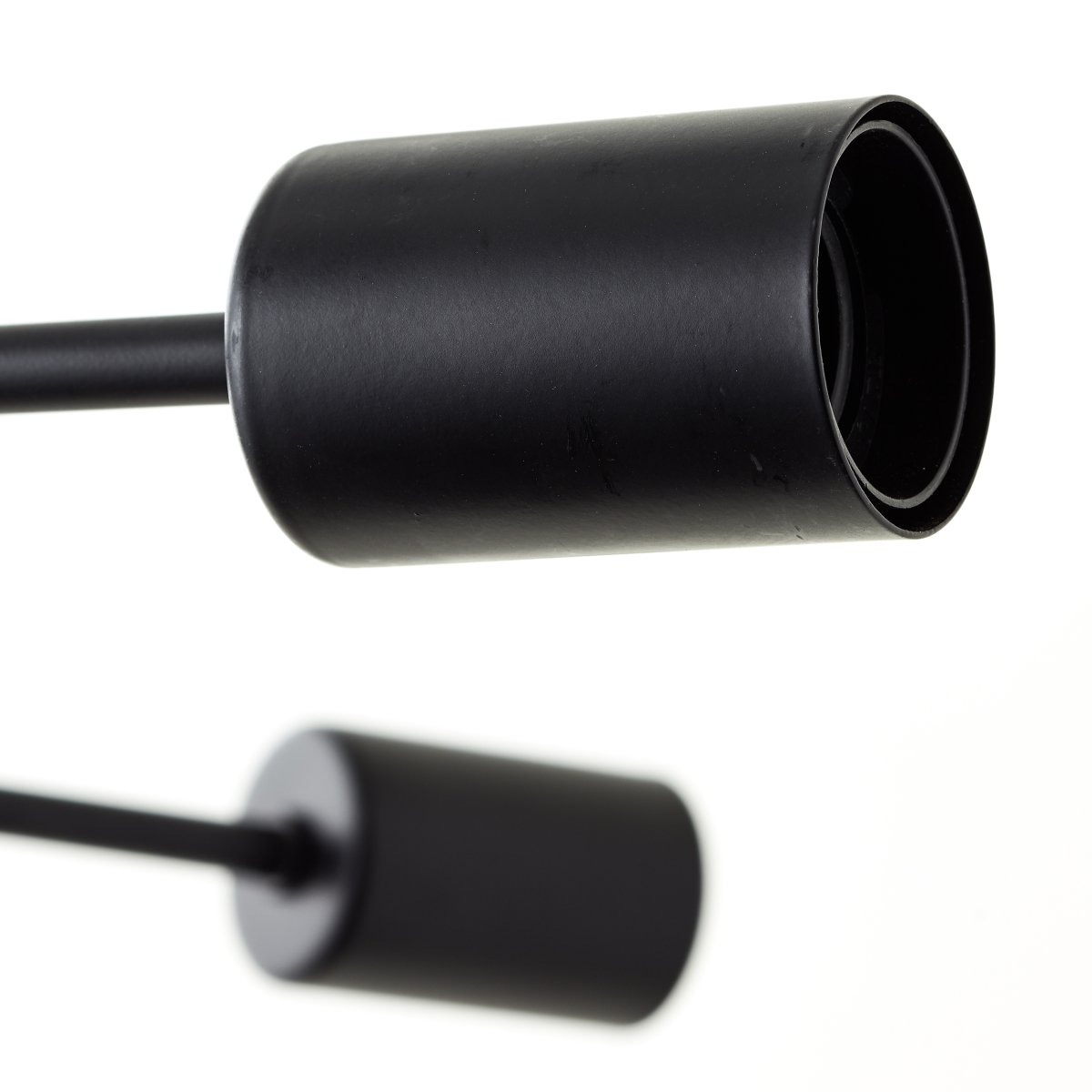 Dree Ø90 Matt svart Taklampe Fra Brilliant - Med en diameter på 90 cm og en elegant svart finish passer den perfekt inn i ethvert moderne interiør.