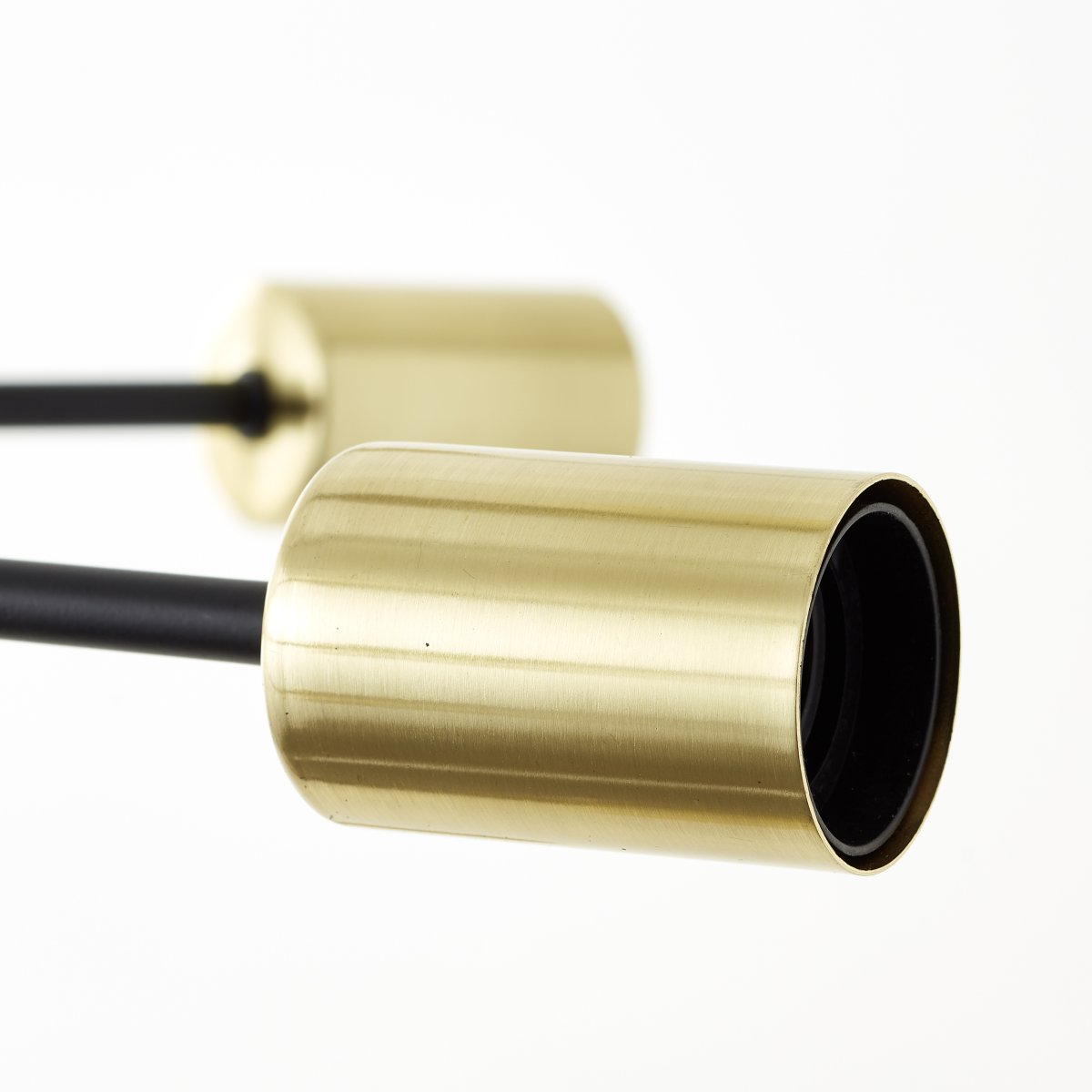 Dree Ø90 Matt svart Taklampe Fra Brilliant - Med en diameter på 90 cm og en elegant svart og gullfinish passer den perfekt inn i ethvert moderne interiør.