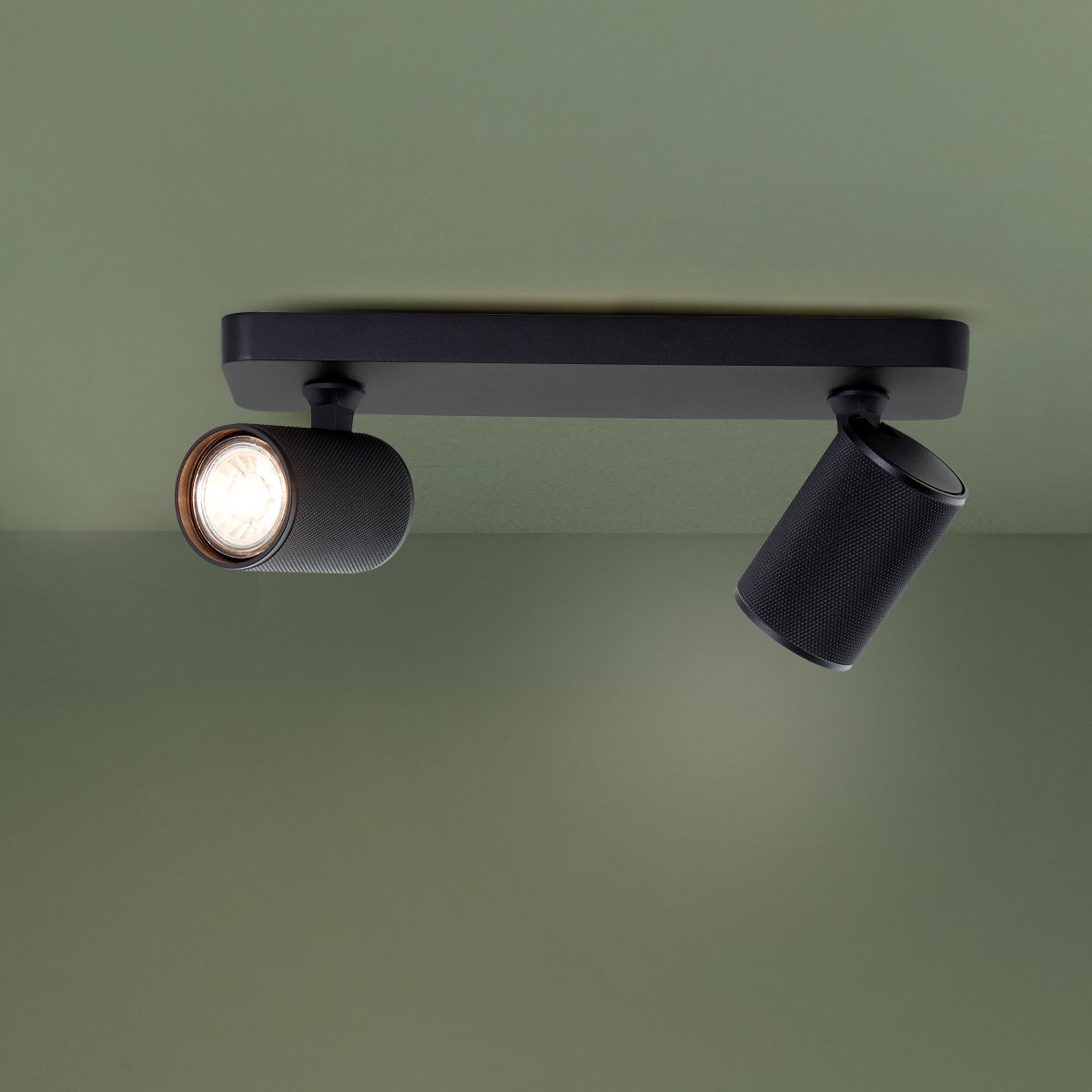 Marty 2 Sand svart spotlight Fra Brilliant - Lampen har GU10-sokler og leveres med dimbare lyskilder som avgir en varmhvit glød.