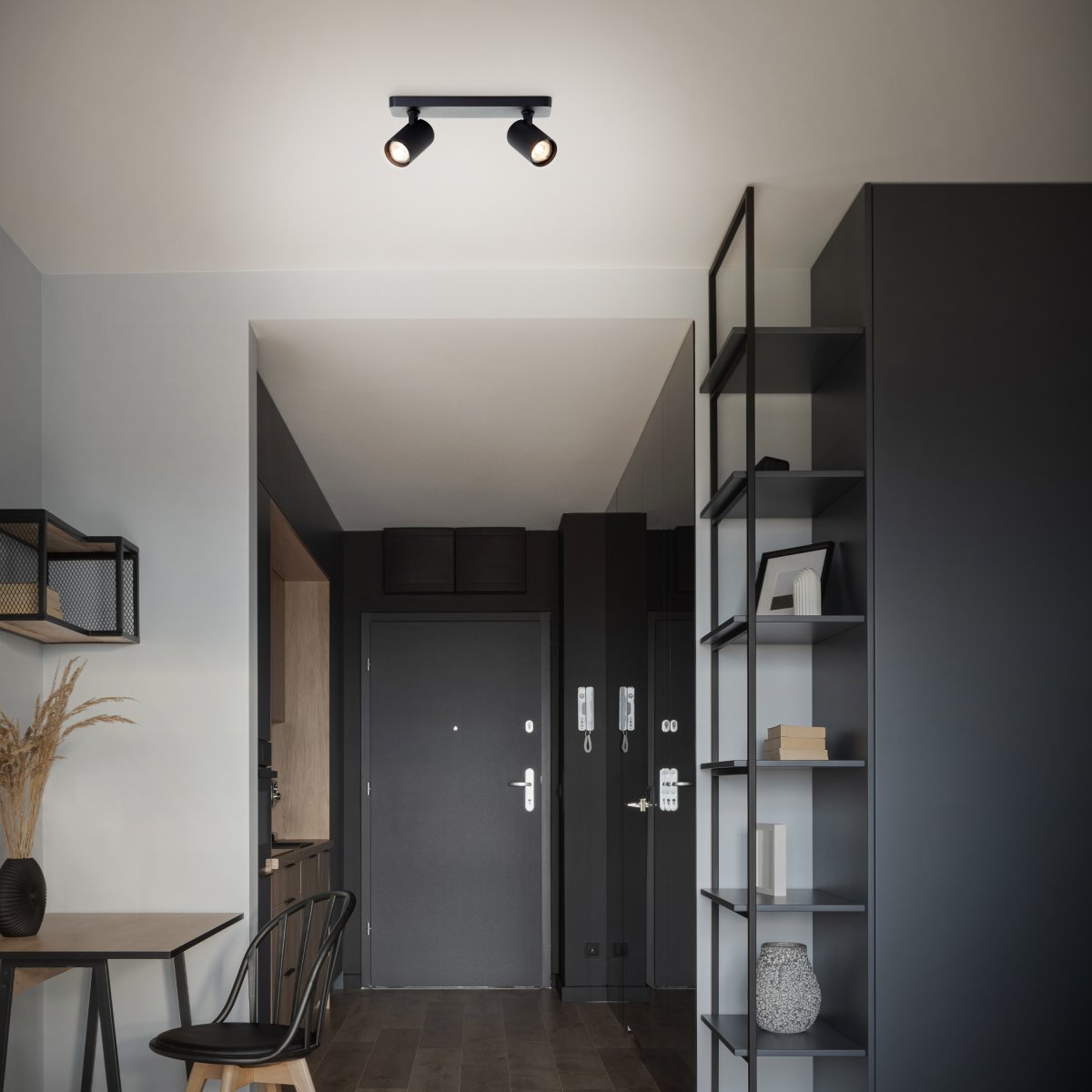 Marty 2 Sand svart spotlight Fra Brilliant - Lampen har GU10-sokler og leveres med dimbare lyskilder som avgir en varmhvit glød.