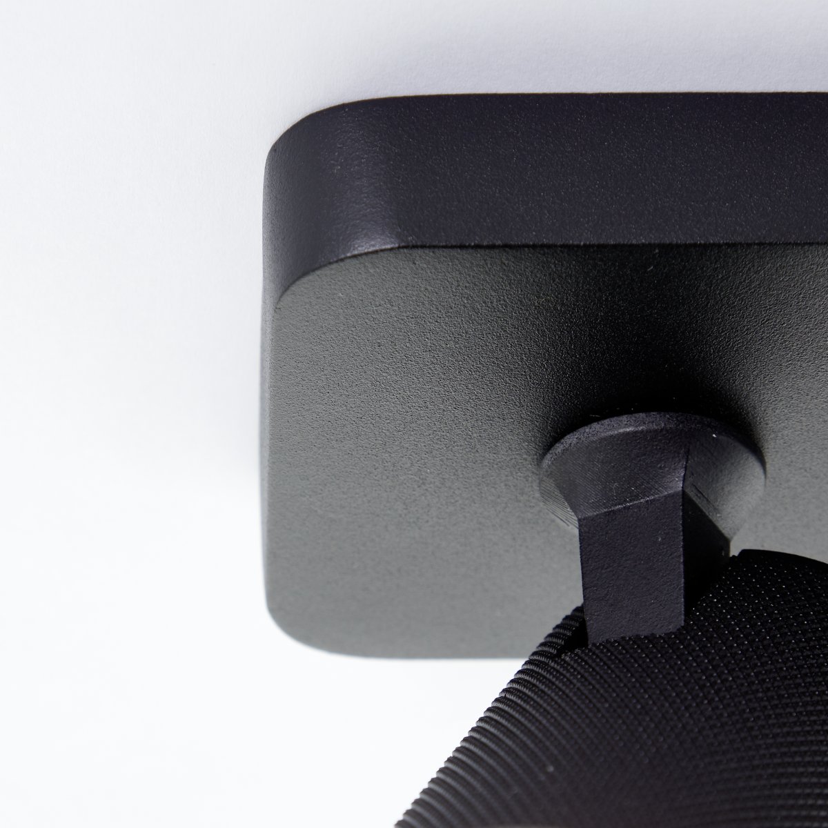 Marty 2 Sand svart spotlight Fra Brilliant - Lampen har GU10-sokler og leveres med dimbare lyskilder som avgir en varmhvit glød.