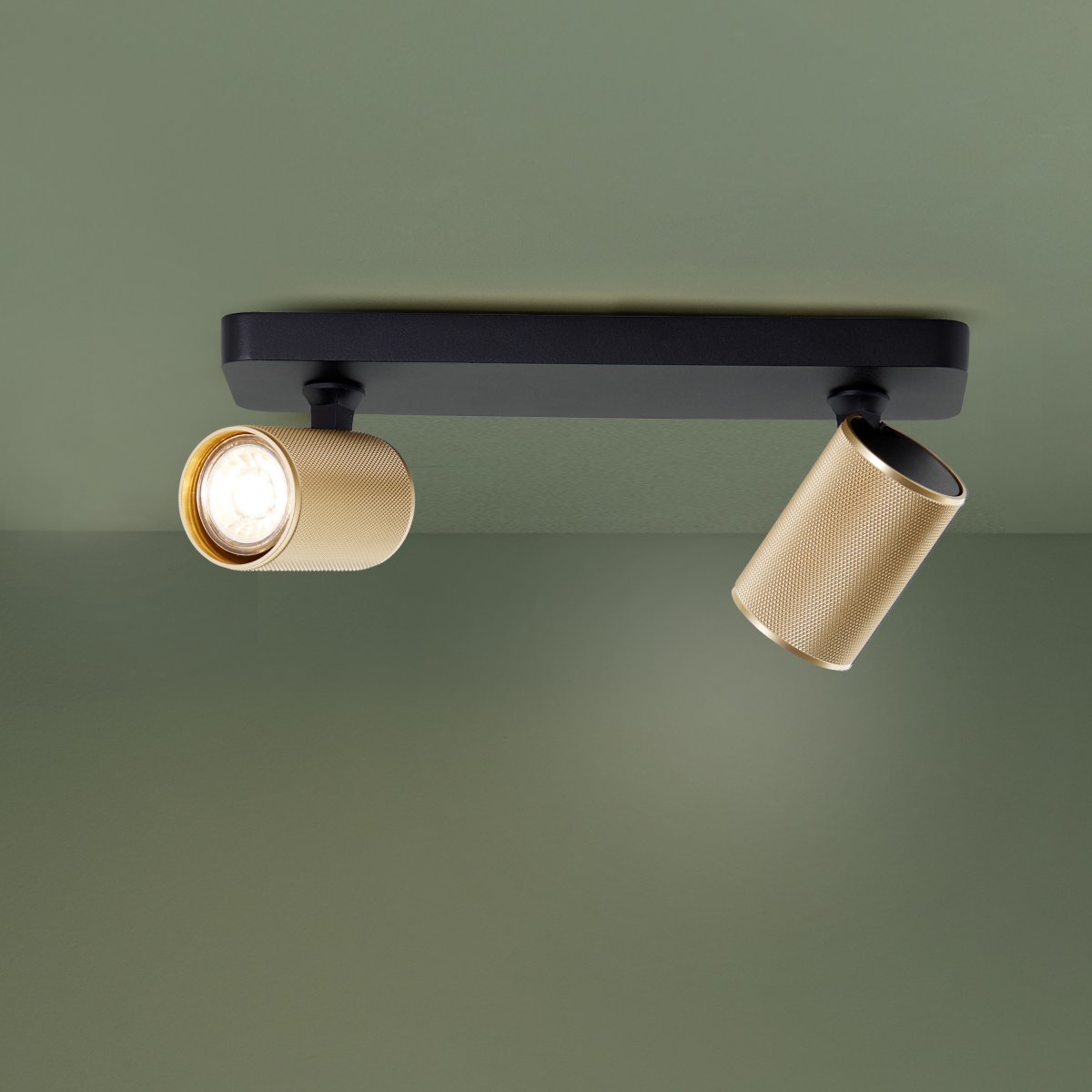 Marty 2 Sand svart spotlight Fra Brilliant - Lampen har GU10-sokler og leveres med dimbare lyskilder som avgir en varmhvit glød.