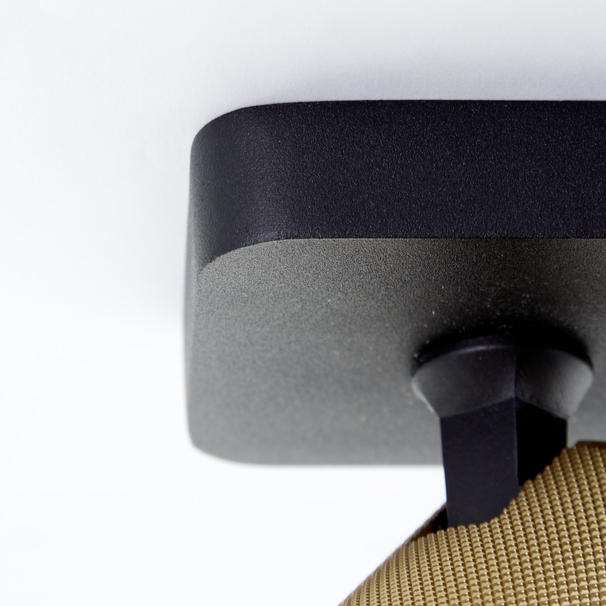 Marty 2 Sand svart spotlight Fra Brilliant - Lampen har GU10-sokler og leveres med dimbare lyskilder som avgir en varmhvit glød.