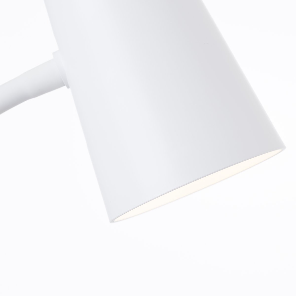 Adda Hvit klemmelampe Fra Brilliant - Takket være LED-teknologien er den energieffektiv og bærekraftig, og den har en 3-trinns berøringsdimmer for perfekt belysning.