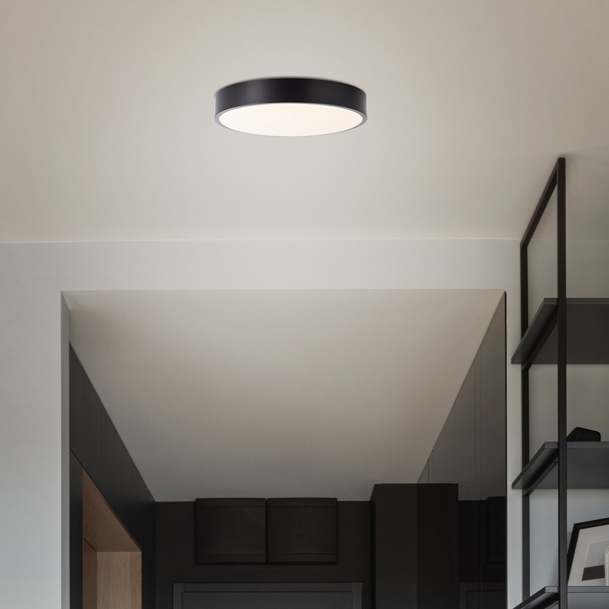 Slimline Ø33 Svart plafond Fra Brilliant - Til tross for st&oslash;rrelsen har den en sterk lysstyrke p&aring;&aring; 2400 lumen og en varmhvit lysfarge til 3000 Kelvin, som skaper en hyggelig atmosf&aelig;re.