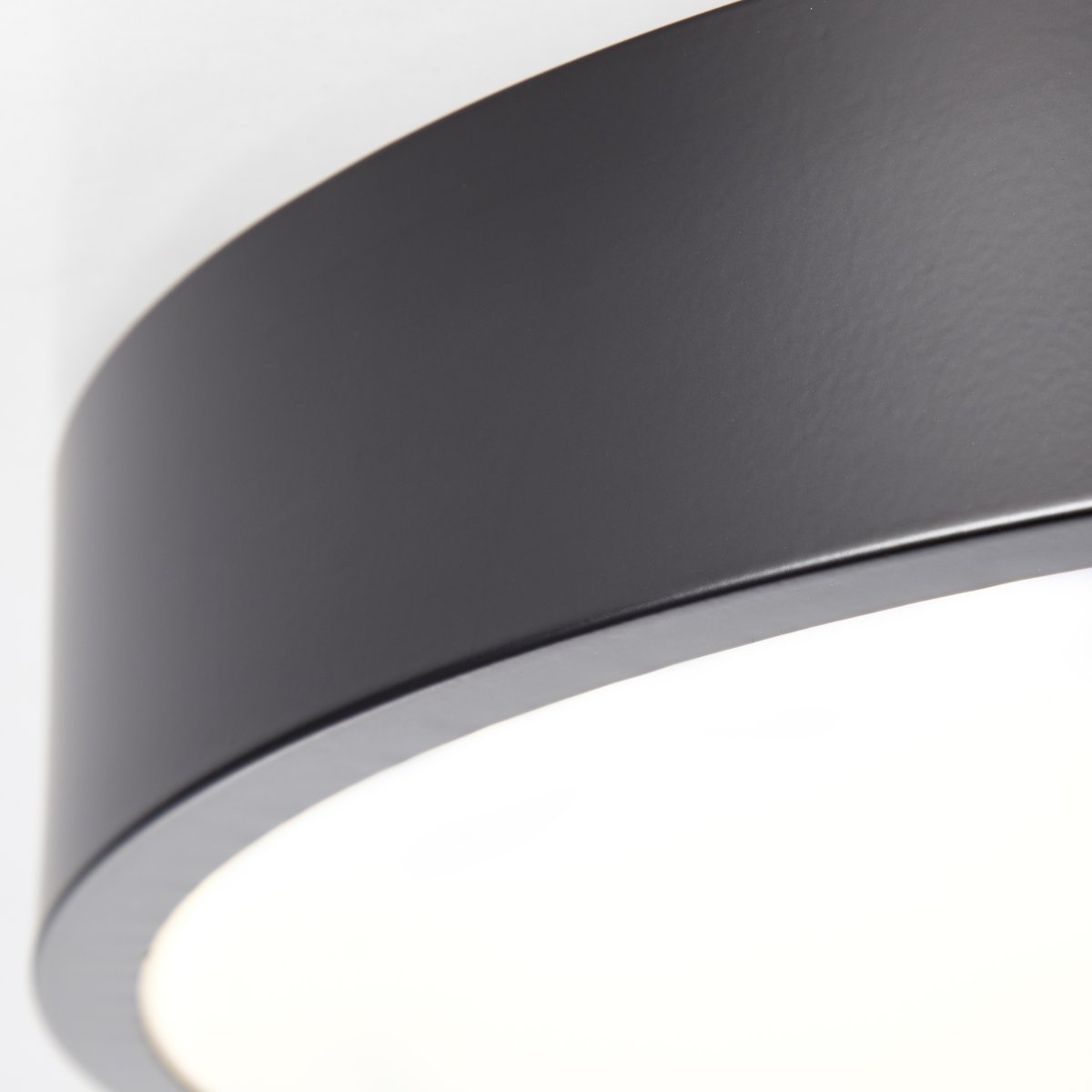 Slimline Ø33 Svart plafond Fra Brilliant - Til tross for st&oslash;rrelsen har den en sterk lysstyrke p&aring;&aring; 2400 lumen og en varmhvit lysfarge til 3000 Kelvin, som skaper en hyggelig atmosf&aelig;re.