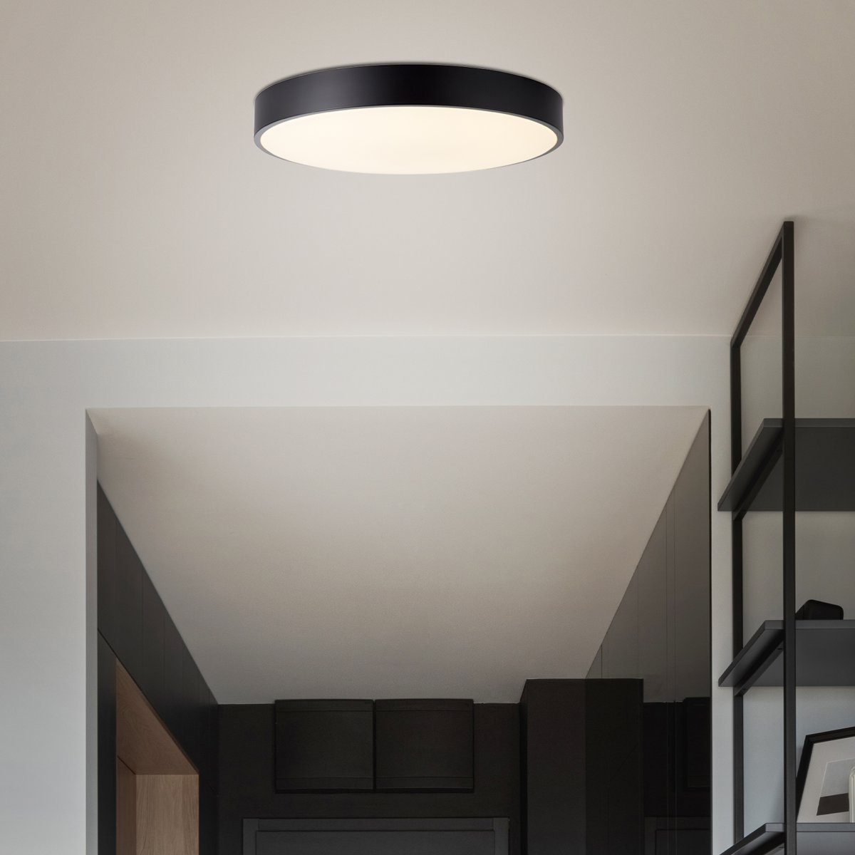Slimline Ø50 Svart plafond Fra Brilliant - Den moderne Slimline LED-taklampen i svart og hvitt har et funksjonelt fokus, ideelt for rom der klar og effektiv belysning er viktig.