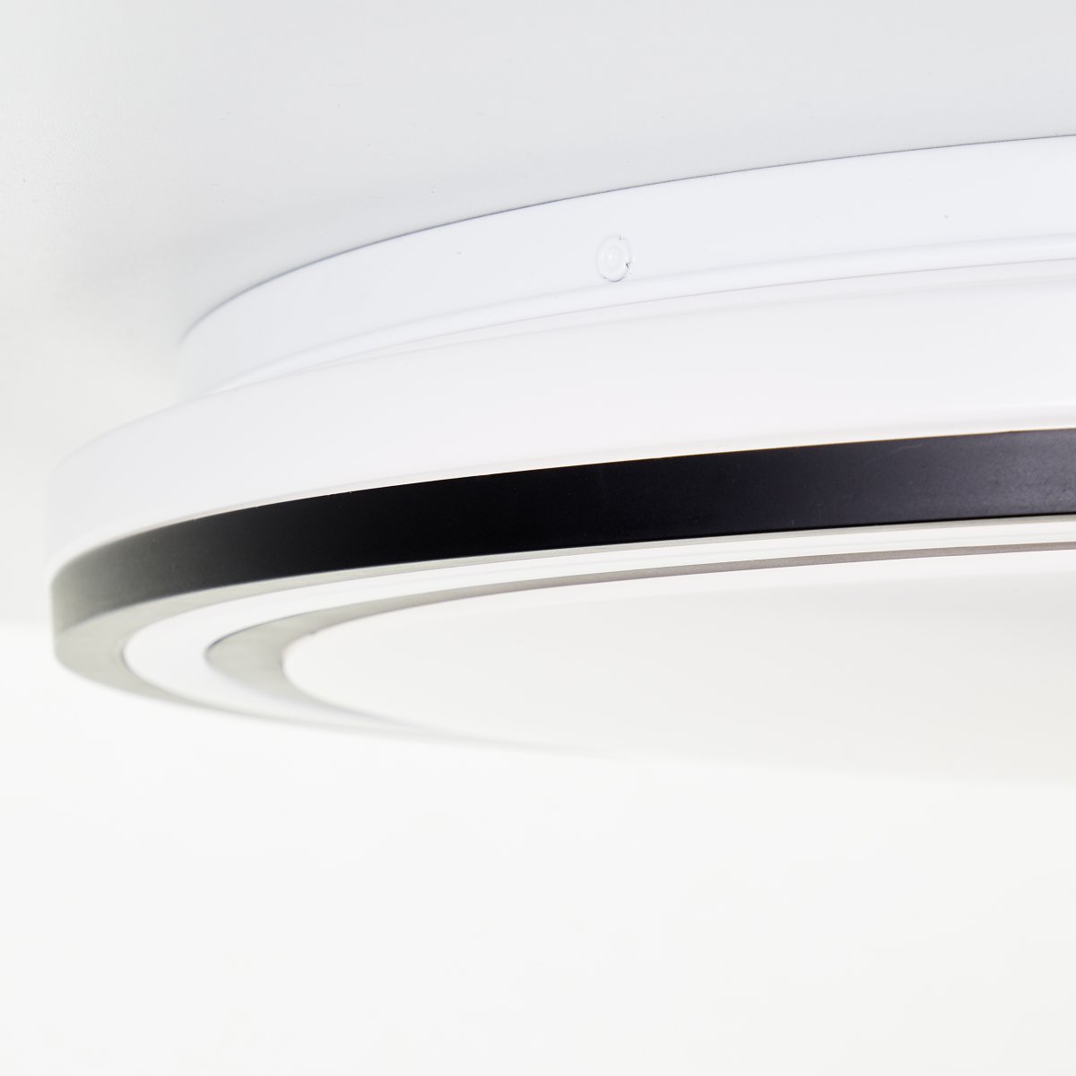 Cloe Ø50 Svart plafond Fra Brilliant - Med RGB-funksjon kan du skape den atmosf&aelig;ren du &oslash;nsker ved &aring; bytte til ulike farger, og med CCT-teknologi justere lysets fargetemperatur fra varmhvit til kaldhvit.