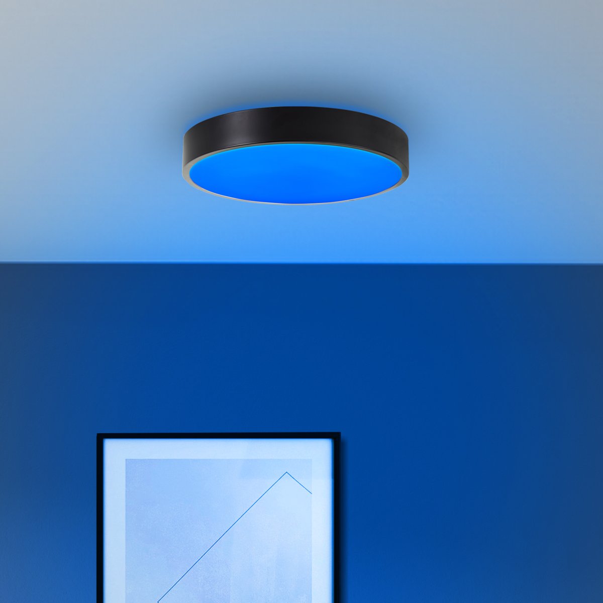 Vadin Ø33 Svart plafond Fra Brilliant - Lampen leveres med en fjernkontroll som muliggjør dimming og fargejustering mellom varmt og kaldt hvitt lys takket være CCT-teknologi.