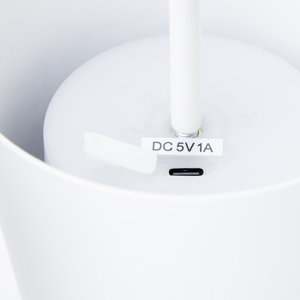 Kaami 37cm Matt hvit bærbar Fra Brilliant - Med sin h&oslash;ye IP44-klassifisering er den v&aelig;rbestandig, perfekt for b&aring;de utend&oslash;rs og innend&oslash;rs bruk.