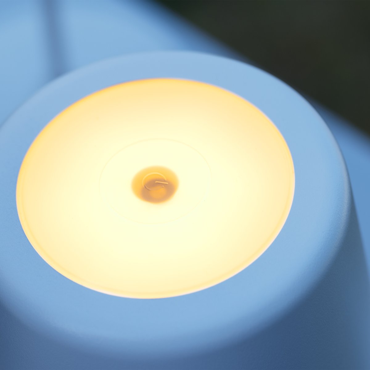 Kaami 37cm Matt hvit bærbar Fra Brilliant - Med sin h&oslash;ye IP44-klassifisering er den v&aelig;rbestandig, perfekt for b&aring;de utend&oslash;rs og innend&oslash;rs bruk.