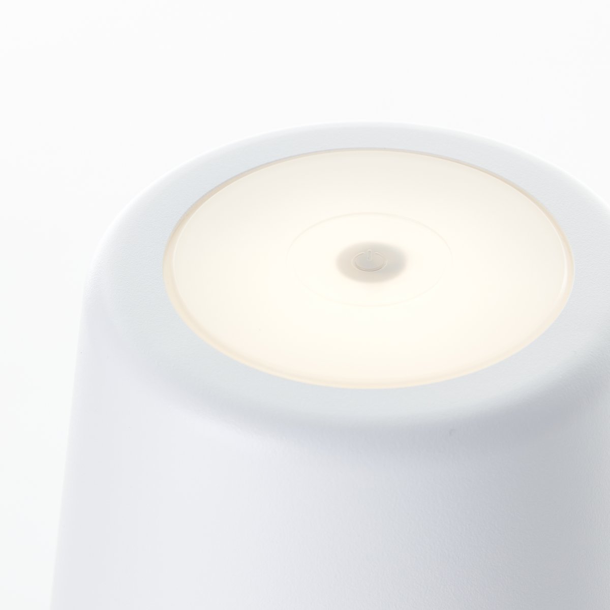 Kaami 37cm Matt hvit bærbar Fra Brilliant - Med sin h&oslash;ye IP44-klassifisering er den v&aelig;rbestandig, perfekt for b&aring;de utend&oslash;rs og innend&oslash;rs bruk.