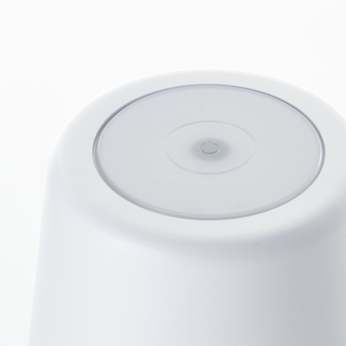 Kaami 37cm Matt hvit bærbar Fra Brilliant - Med sin h&oslash;ye IP44-klassifisering er den v&aelig;rbestandig, perfekt for b&aring;de utend&oslash;rs og innend&oslash;rs bruk.