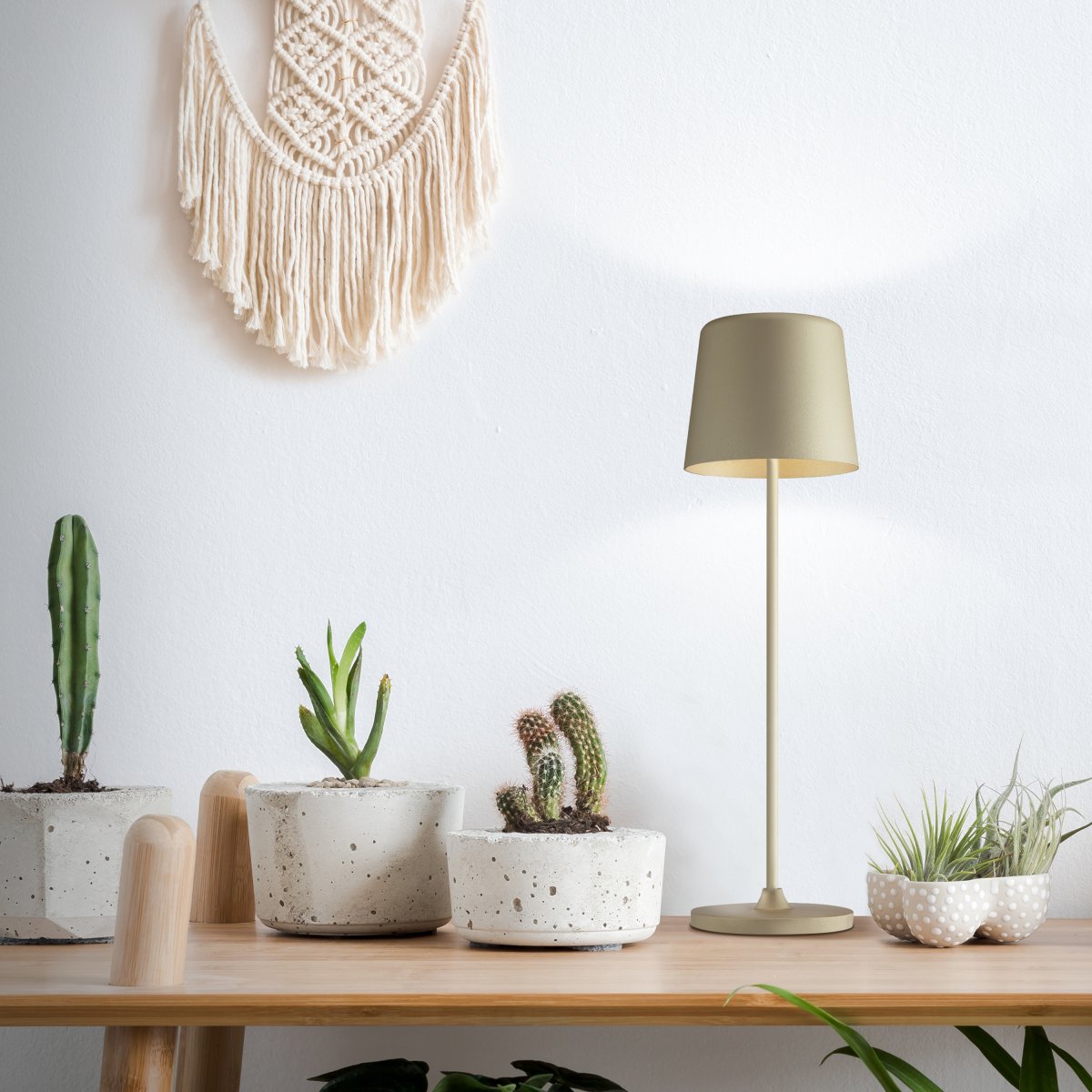 Kaami 37cm Matt cappuccino bærbar Fra Brilliant - Med sin h&oslash;ye IP44-klassifisering er den v&aelig;rbestandig, perfekt for b&aring;de utend&oslash;rs og innend&oslash;rs bruk.