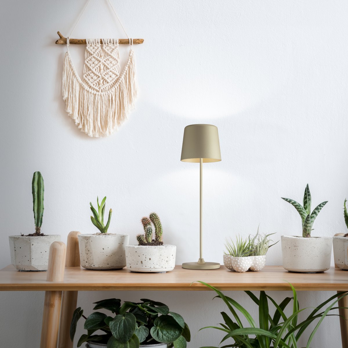 Kaami 37cm Matt cappuccino bærbar Fra Brilliant - Med sin h&oslash;ye IP44-klassifisering er den v&aelig;rbestandig, perfekt for b&aring;de utend&oslash;rs og innend&oslash;rs bruk.