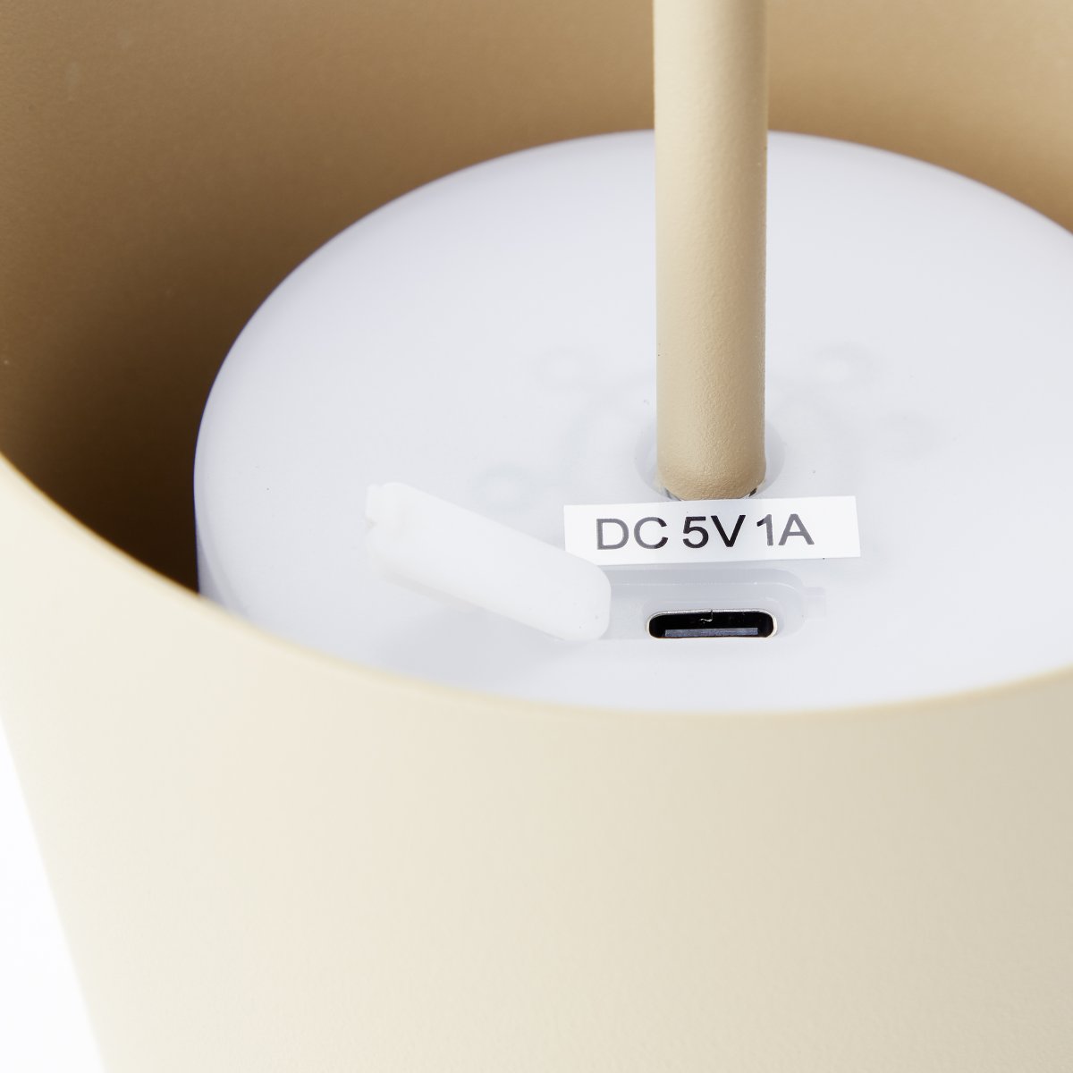 Kaami 37cm Matt cappuccino bærbar Fra Brilliant - Med sin h&oslash;ye IP44-klassifisering er den v&aelig;rbestandig, perfekt for b&aring;de utend&oslash;rs og innend&oslash;rs bruk.