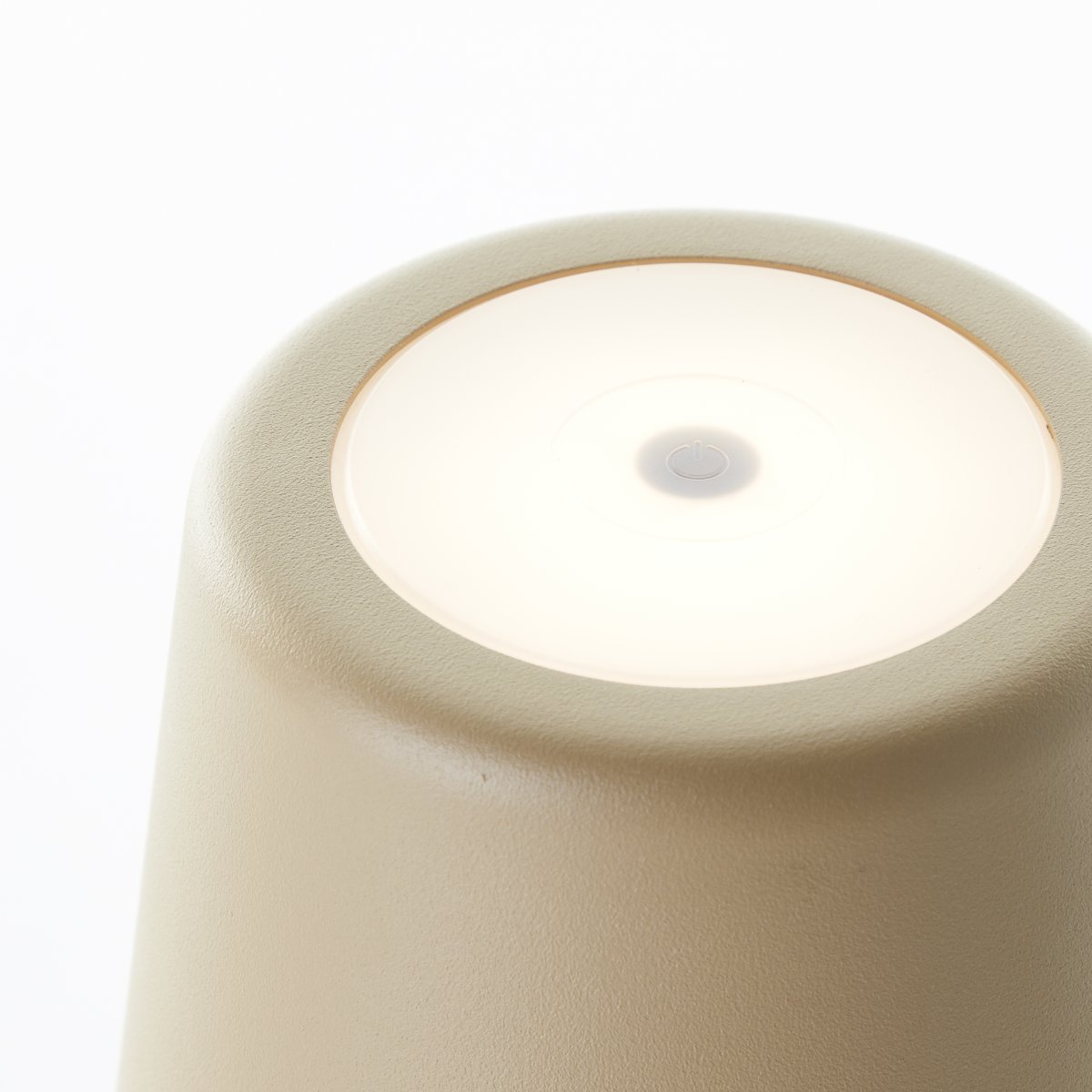 Kaami 37cm Matt cappuccino bærbar Fra Brilliant - Med sin h&oslash;ye IP44-klassifisering er den v&aelig;rbestandig, perfekt for b&aring;de utend&oslash;rs og innend&oslash;rs bruk.