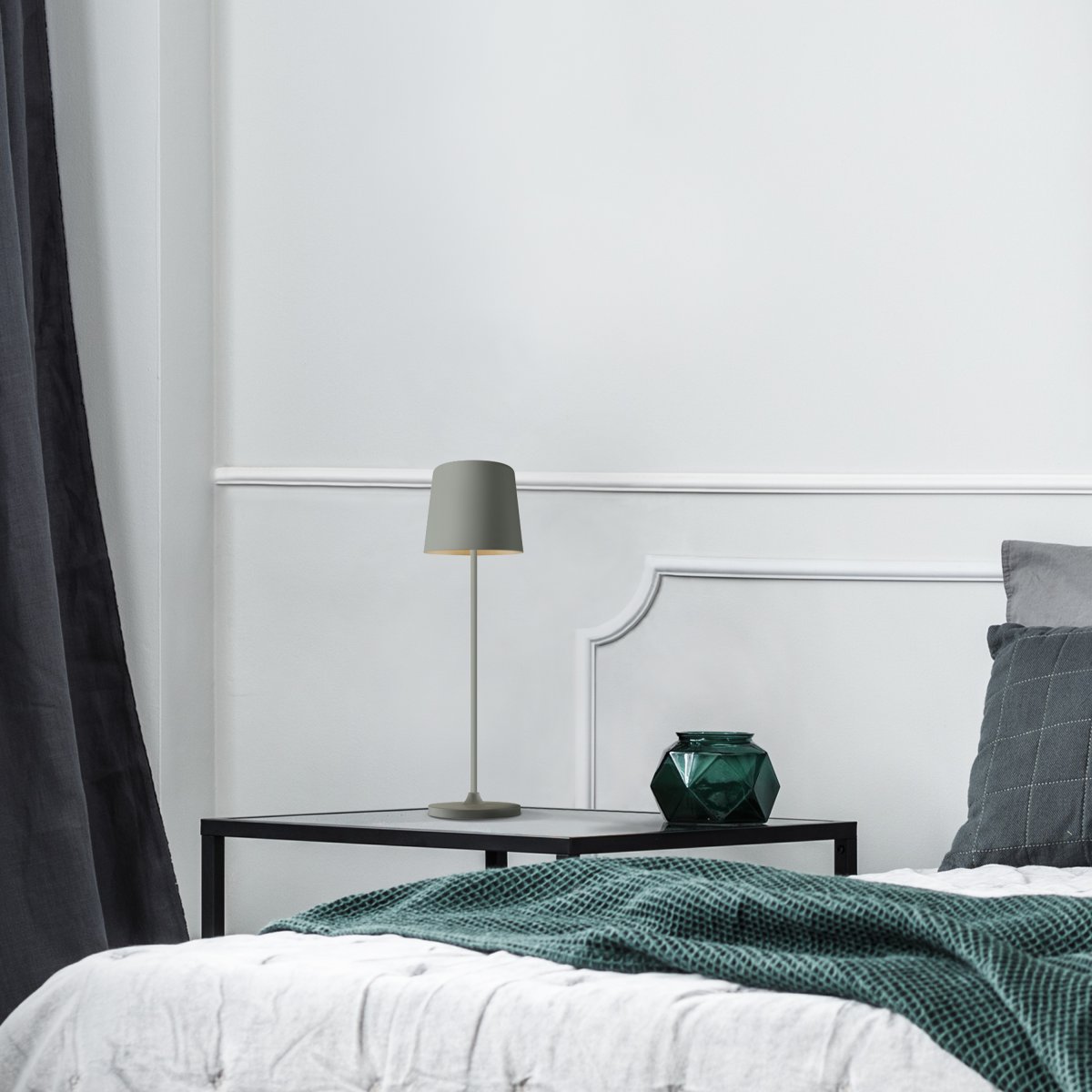 Kaami 37cm Matt grå bærbar Fra Brilliant - Med sin h&oslash;ye IP44-klassifisering er den v&aelig;rbestandig, perfekt for b&aring;de utend&oslash;rs og innend&oslash;rs bruk.