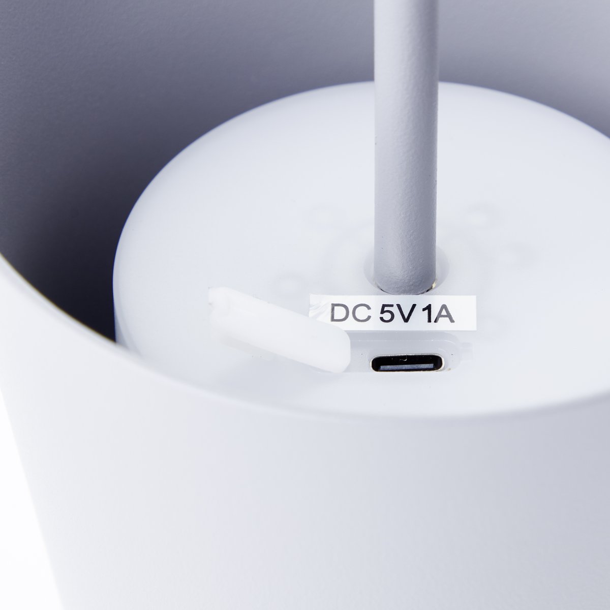 Kaami 37cm Matt grå bærbar Fra Brilliant - Med sin h&oslash;ye IP44-klassifisering er den v&aelig;rbestandig, perfekt for b&aring;de utend&oslash;rs og innend&oslash;rs bruk.