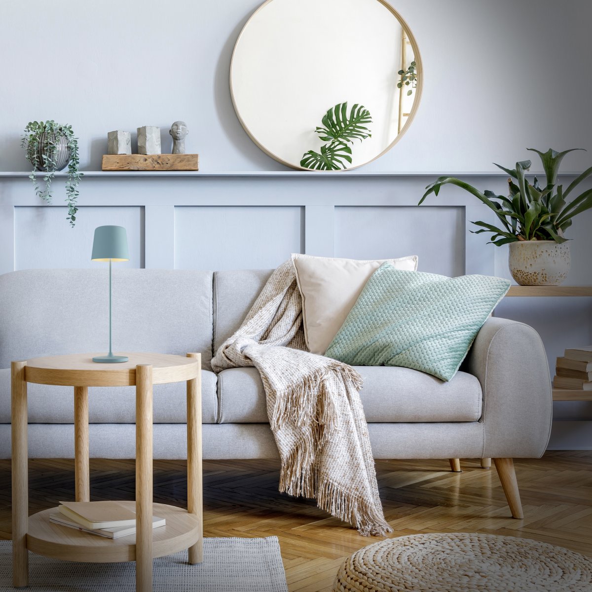 Kaami 37cm Matt blå bærbar Fra Brilliant - Med sin h&oslash;ye IP44-klassifisering er den v&aelig;rbestandig, perfekt for b&aring;de utend&oslash;rs og innend&oslash;rs bruk.